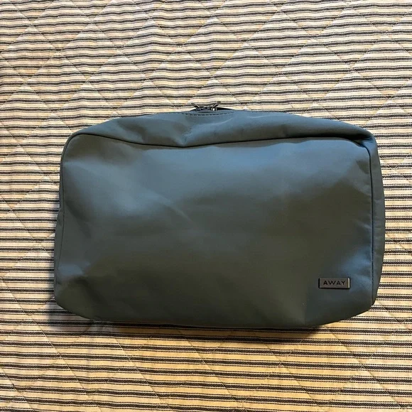 Away Unisex Toiletries Kit - Picture 1 of 6